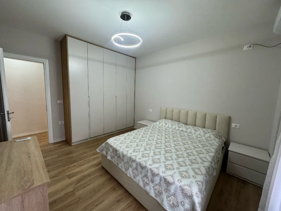 Tirane, jepet me qera apartament 2+1 Kati 3, 900 € (rruga e kavajes)