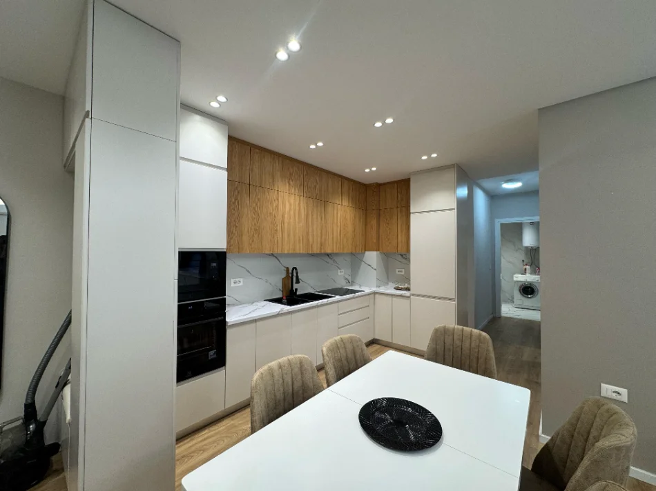 Tirane, jepet me qera apartament 2+1 Kati 3, 900 € (rruga e kavajes)