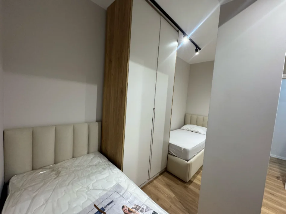 Tirane, jepet me qera apartament 2+1 Kati 3, 900 € (rruga e kavajes)