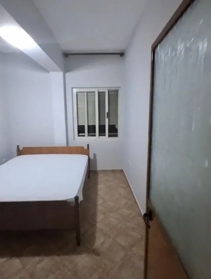 Tirane, jepet me qera apartament 1+1+Aneks+Ballkon Kati 2, 400 € (astir)