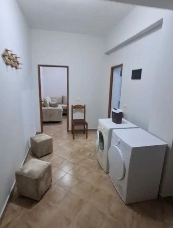 Tirane, jepet me qera apartament 1+1+Aneks+Ballkon Kati 2, 400 € (yzberisht , misto mame , pallatet cabej)