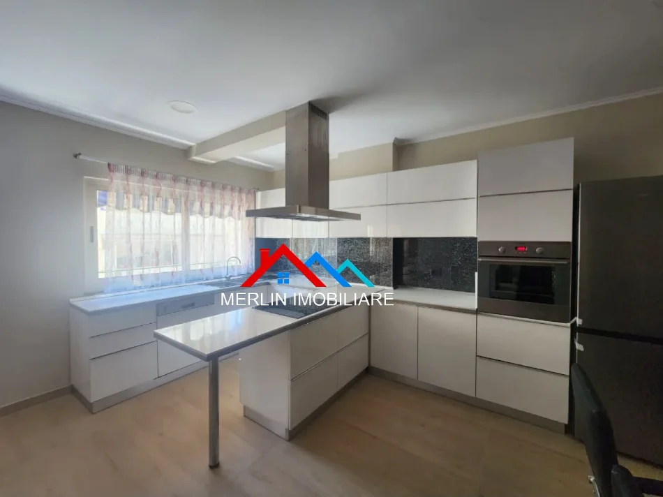 Tirane, jepet me qera apartament 2+1 Kati 4, 110 m² 861 € (Rruga Tish Dahia, Komuna Parisit)