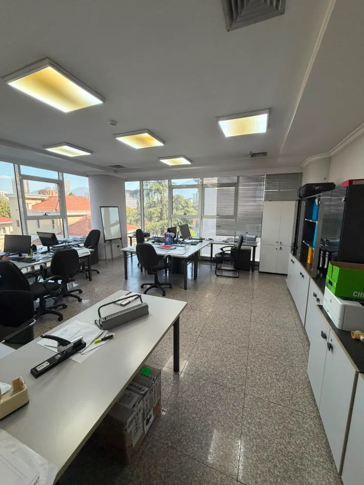 Tirane, jepet me qera zyre , 300 m² 4.000 € (ish blloku)