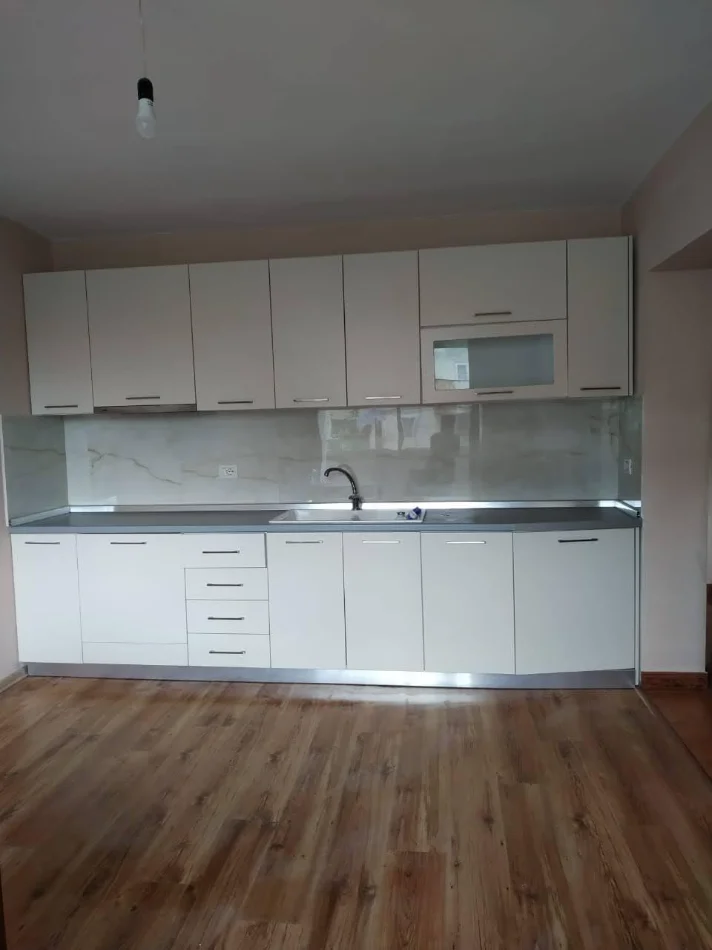 Tirane, jepet me qera ambjent biznesi Kati 2, 50 m² 500 € (Rruga Myslym Shyri)