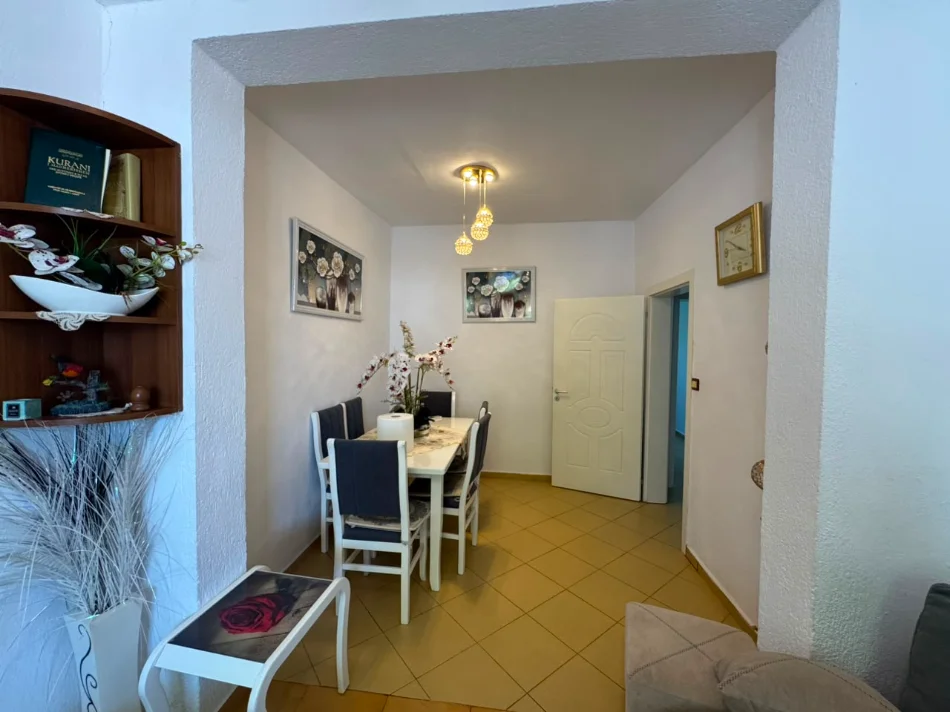 Tirane, jepet me qera shtepi 2+1 Kati 1, 100 m² 400 € (Kthesa e Kamzes, Prane Shkolles Sarina)