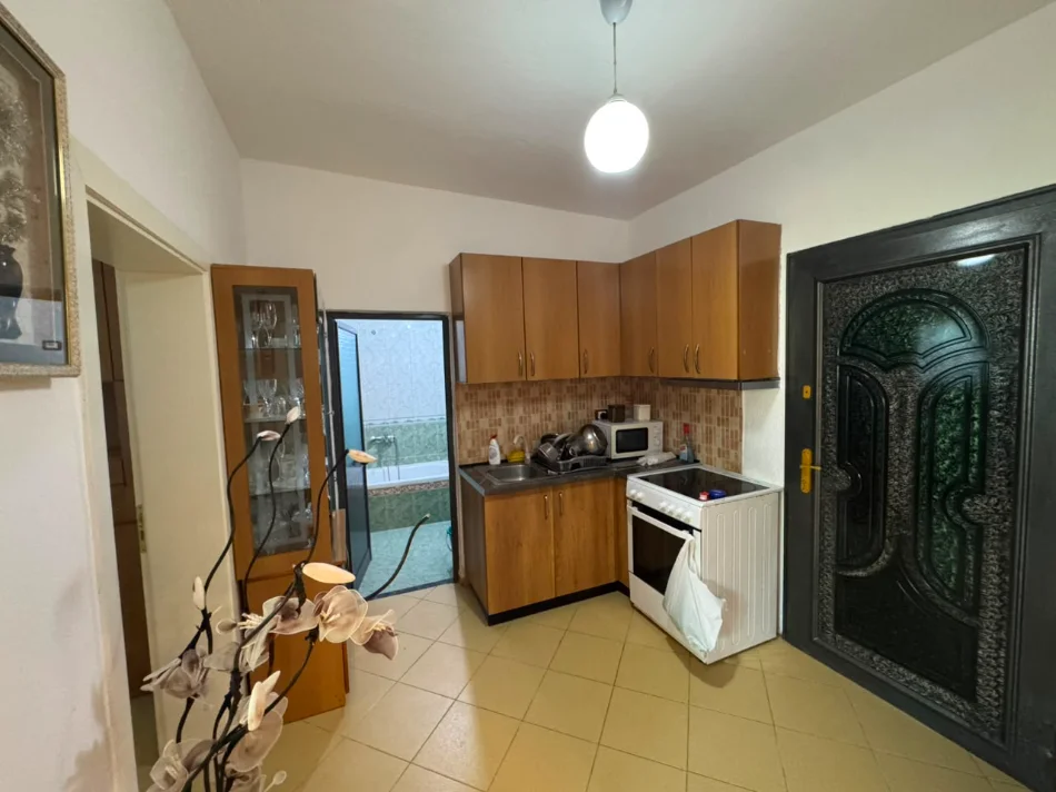 Tirane, jepet me qera shtepi 2+1 Kati 1, 100 m² 400 € (Kthesa e Kamzes, Prane Shkolles Sarina)
