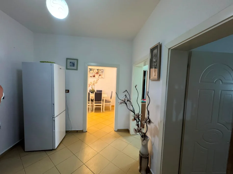 Tirane, jepet me qera shtepi 2+1 Kati 1, 100 m² 400 € (Kthesa e Kamzes, Prane Shkolles Sarina)