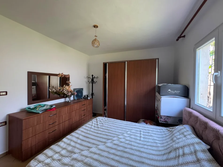 Tirane, jepet me qera shtepi 2+1 Kati 1, 100 m² 400 € (Kthesa e Kamzes, Prane Shkolles Sarina)