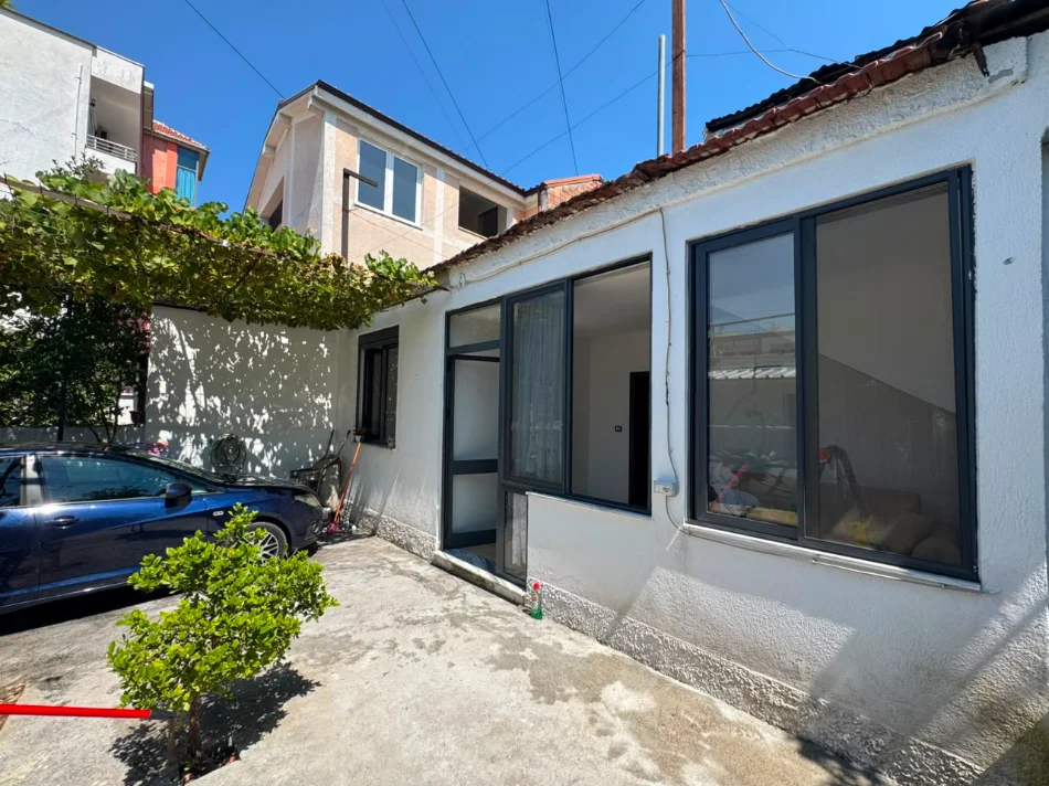 Tirane, jepet me qera shtepi 2+1 Kati 1, 100 m² 400 € (Kthesa e Kamzes, Prane Shkolles Sarina)