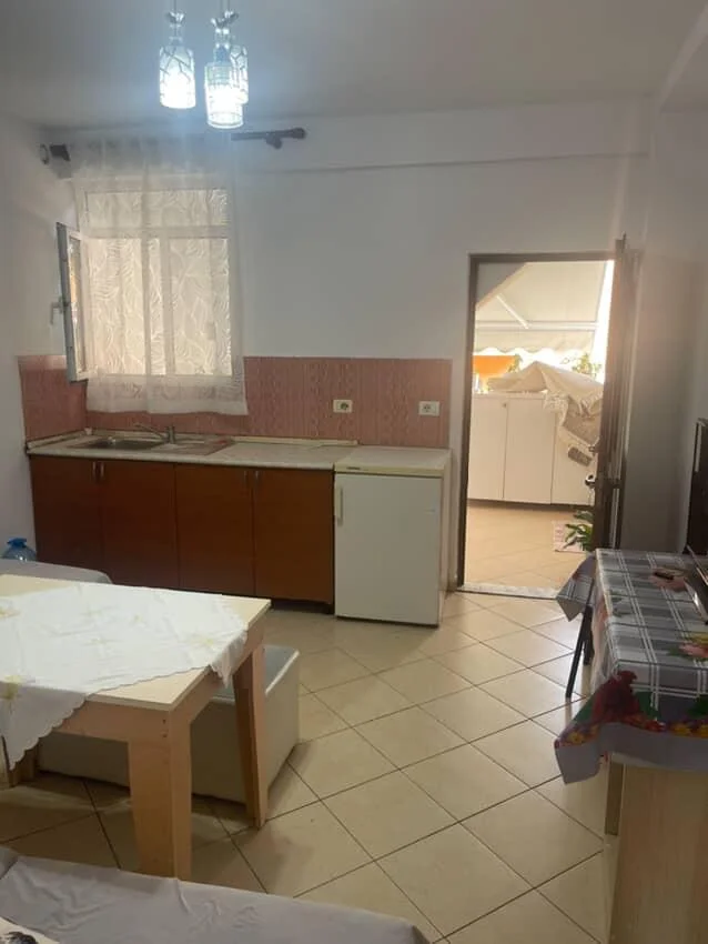 Tirane, jepet me qera apartament 1+1 Kati 2, 350 € (rruga 5 maji)