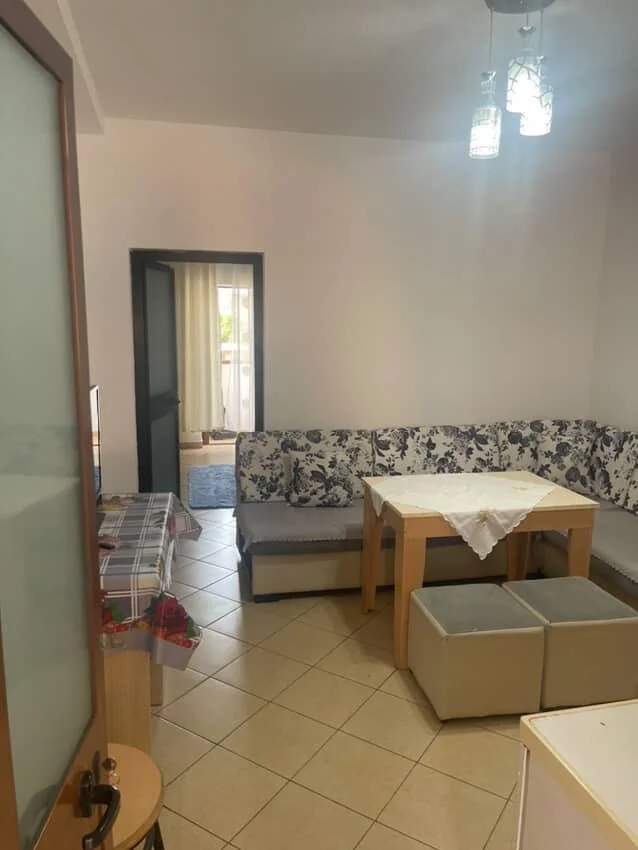 Tirane, jepet me qera apartament 1+1+Ballkon Kati 2, 350 € (spitali qsut , Allias)