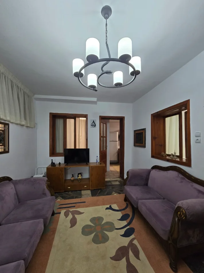 Tirane, jepet me qera apartament 3+1 Kati 1, 500 € (kinostudio , porcelan)