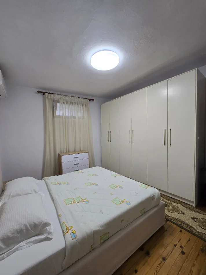 Tirane, jepet me qera apartament 3+1 Kati 1, 500 € (rruga bardhyl)