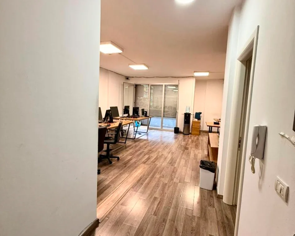 Tirane, jepet me qera zyre Kati 3, 105 m² 1.400 € (Stadiumi Dinamo)
