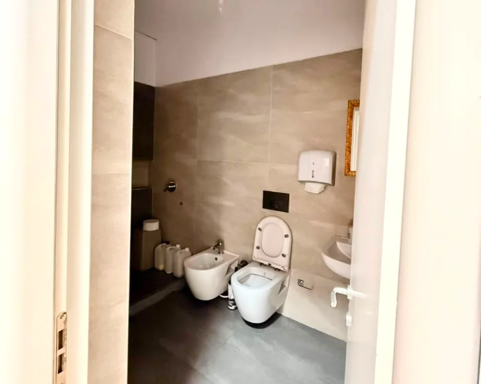Tirane, jepet me qera zyre Kati 3, 105 m² 1.400 € (Stadiumi Dinamo)