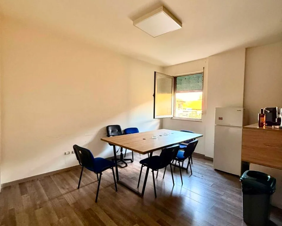 Tirane, jepet me qera zyre Kati 3, 105 m² 1.400 € (Stadiumi Dinamo)