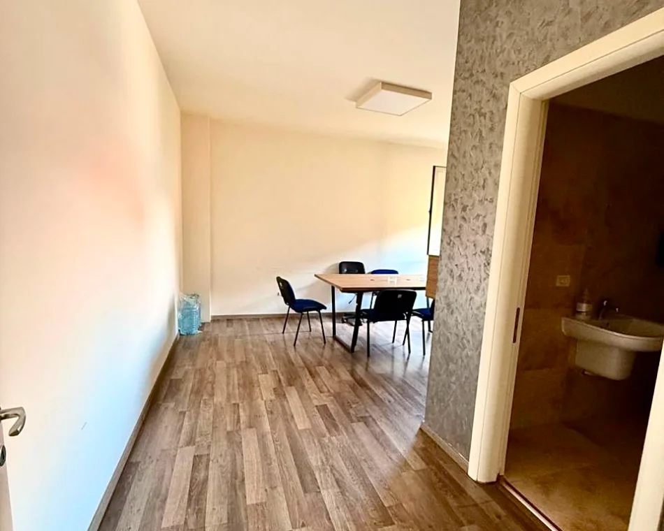 Tirane, jepet me qera zyre Kati 3, 105 m² 1.400 € (Stadiumi Dinamo)