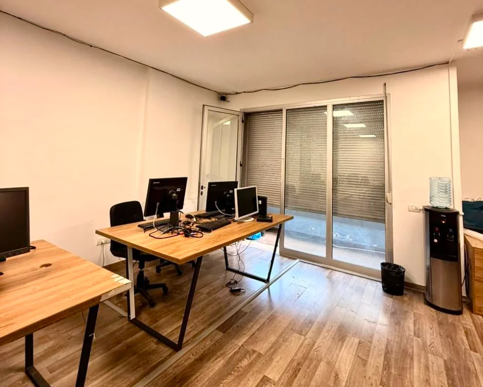 Tirane, jepet me qera zyre Kati 3, 105 m² 1.400 € (Stadiumi Dinamo)