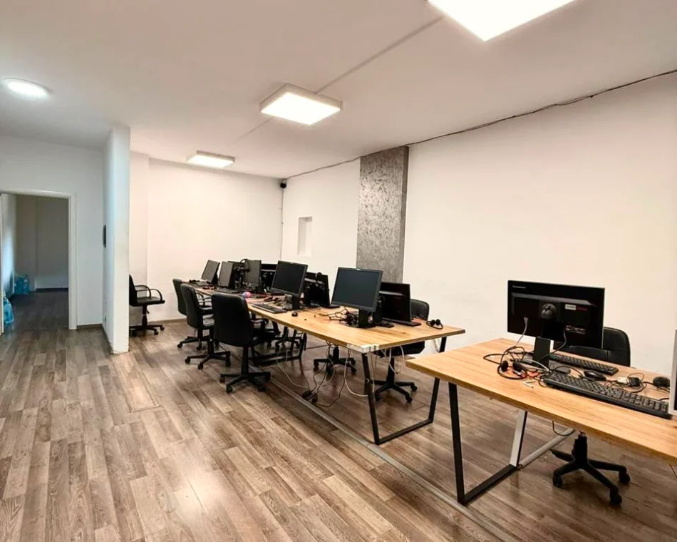 Tirane, jepet me qera zyre Kati 3, 105 m² 1.400 € (Stadiumi Dinamo)