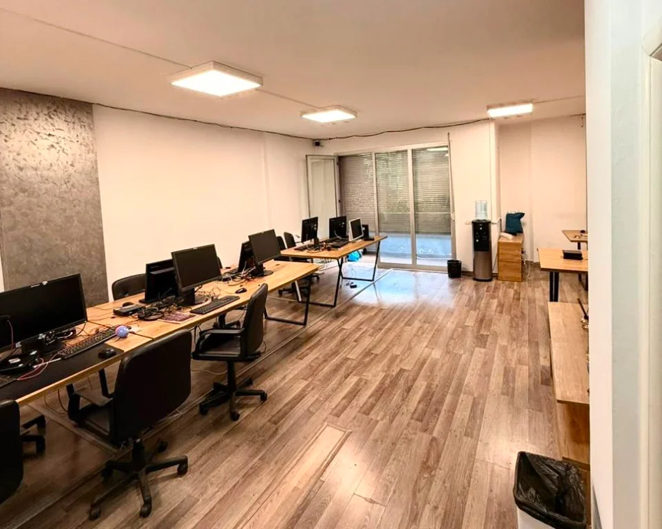 Tirane, jepet me qera zyre Kati 3, 105 m² 1.400 € (Stadiumi Dinamo)