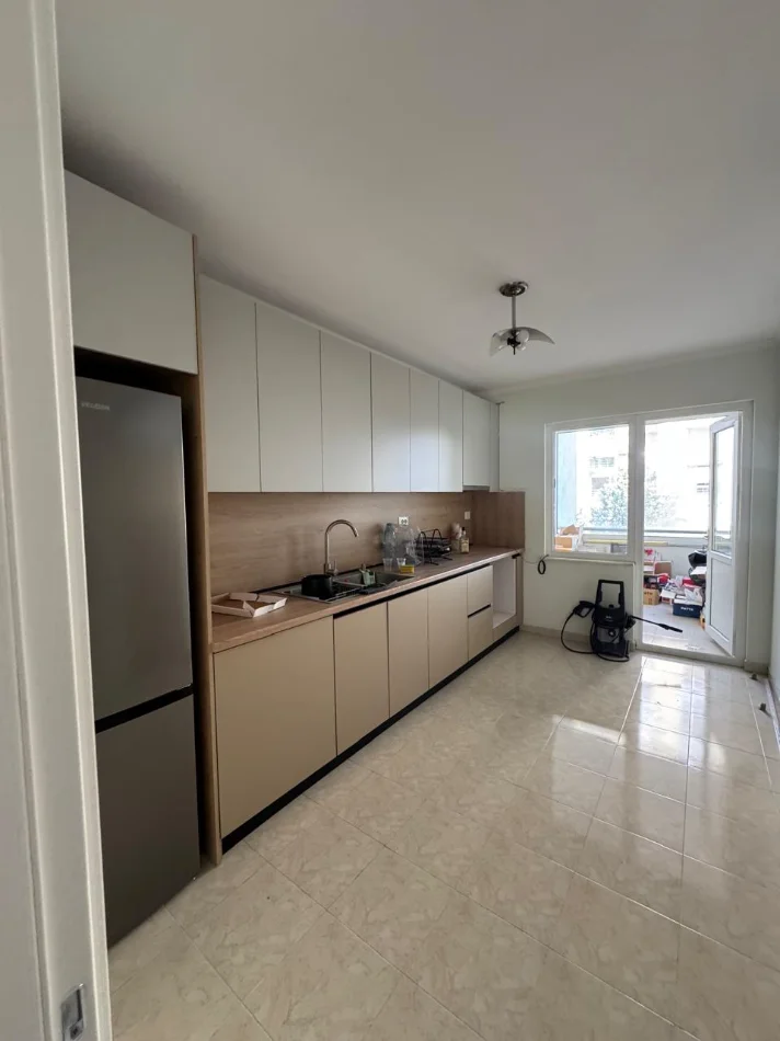 Tirane, jepet me qera apartament 3+1 Kati 1, 120 m² 800 € (Laprake)