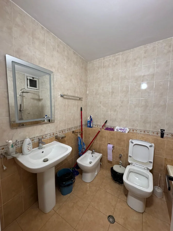 Tirane, jepet me qera apartament 3+1 Kati 1, 120 m² 800 € (Laprake)