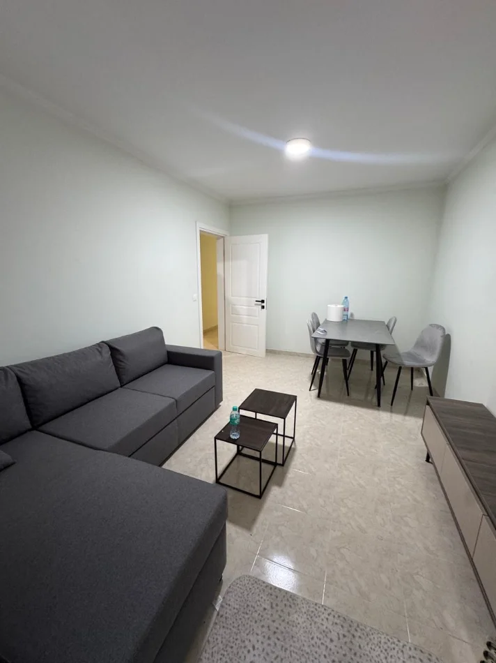 Tirane, jepet me qera apartament 3+1 Kati 1, 120 m² 800 € (Laprake)