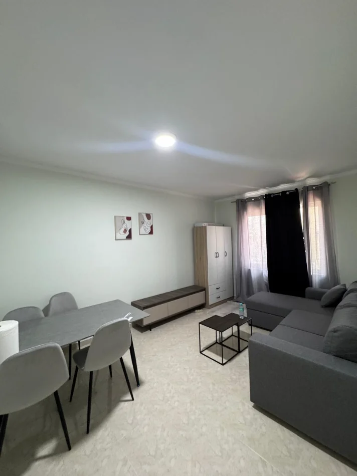 Tirane, jepet me qera apartament 3+1 Kati 1, 120 m² 800 € (Laprake)