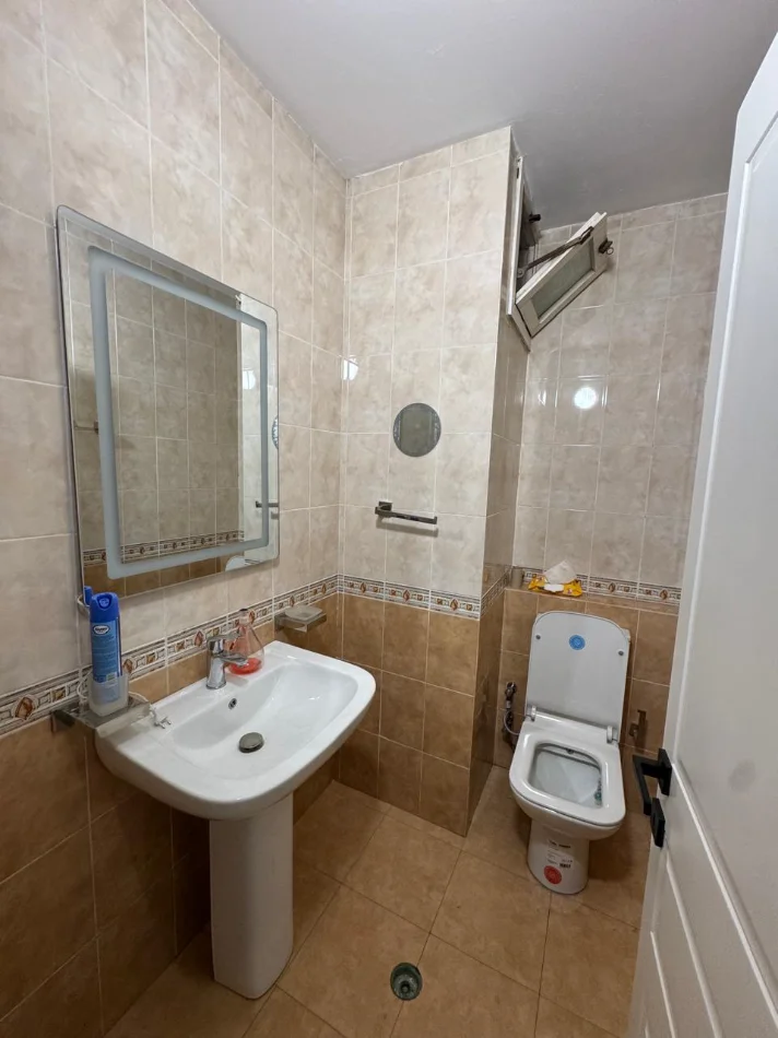 Tirane, jepet me qera apartament 3+1 Kati 1, 120 m² 800 € (Laprake)