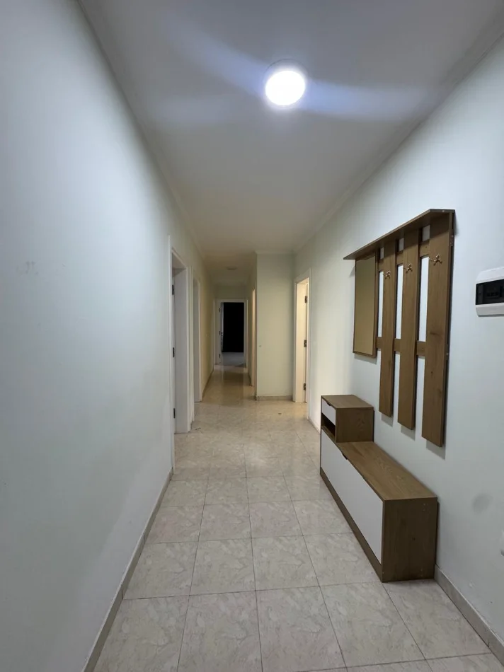 Tirane, jepet me qera apartament 3+1 Kati 1, 120 m² 800 € (Laprake)