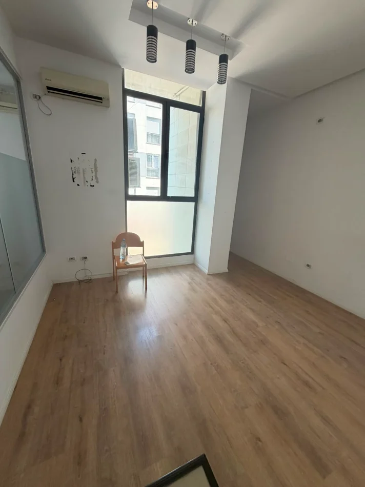 Tirane, jepet me qera zyre Kati 2, 75 m² 800 € (komuna e parisit)