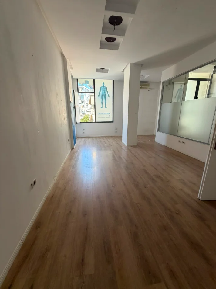 Tirane, jepet me qera zyre Kati 2, 75 m² 800 € (Komuna e Parisit , kristal center)
