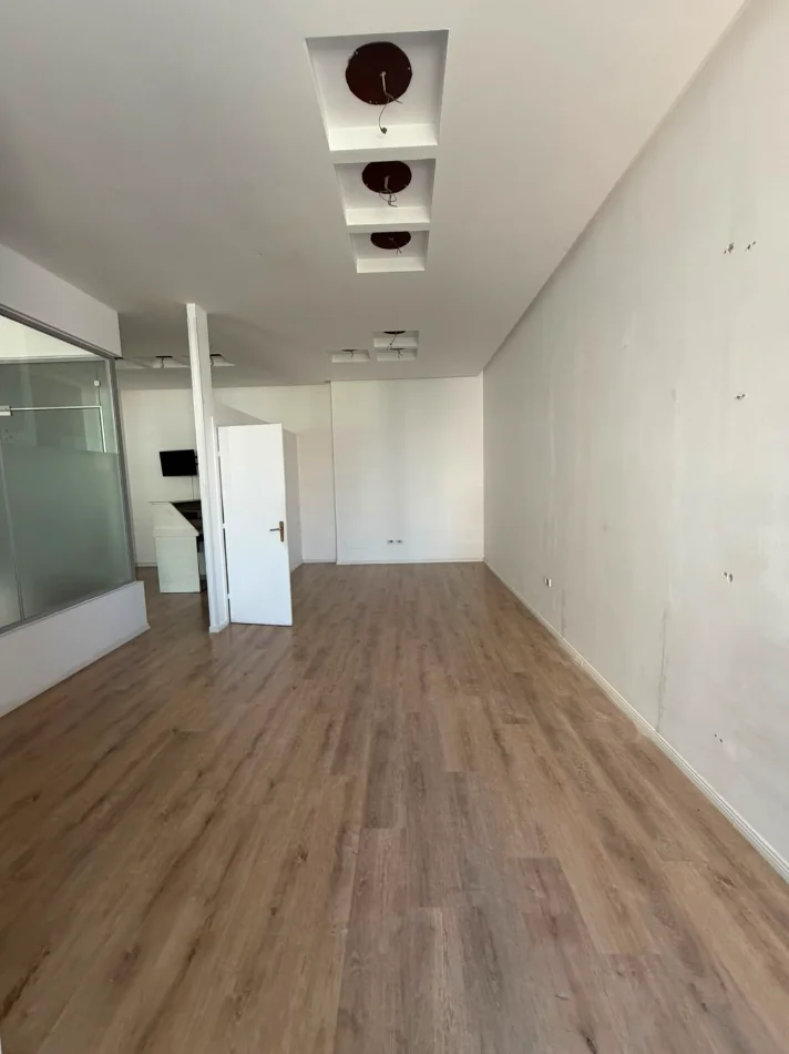 Tirane, jepet me qera ambjent biznesi Kati 2, 75 m² 800 € (Komuna e Parisit , kristal center)