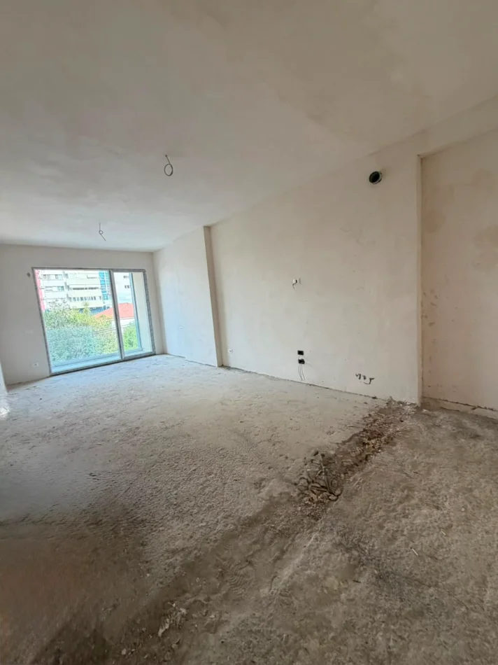Tirane, shitet apartament 1+1+Ballkon Kati 2, 79 m² 146.600 € (ISH FUSHA E AVIACIONIT)