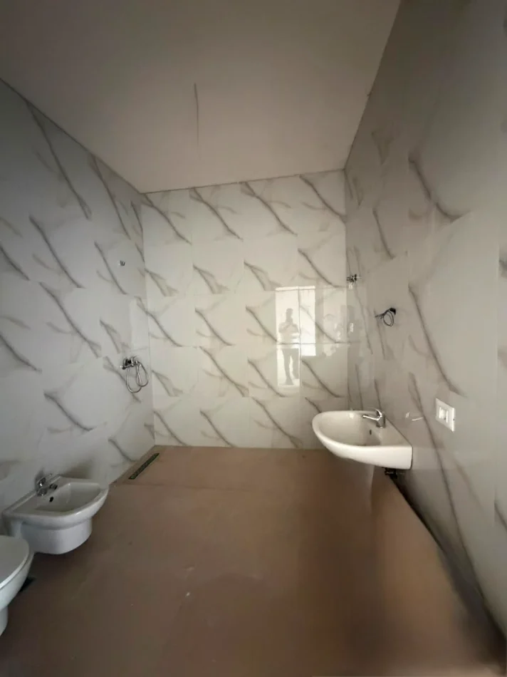 Tirane, shitet apartament 1+1+Ballkon Kati 2, 79 m² 146.600 € (ISH FUSHA E AVIACIONIT)
