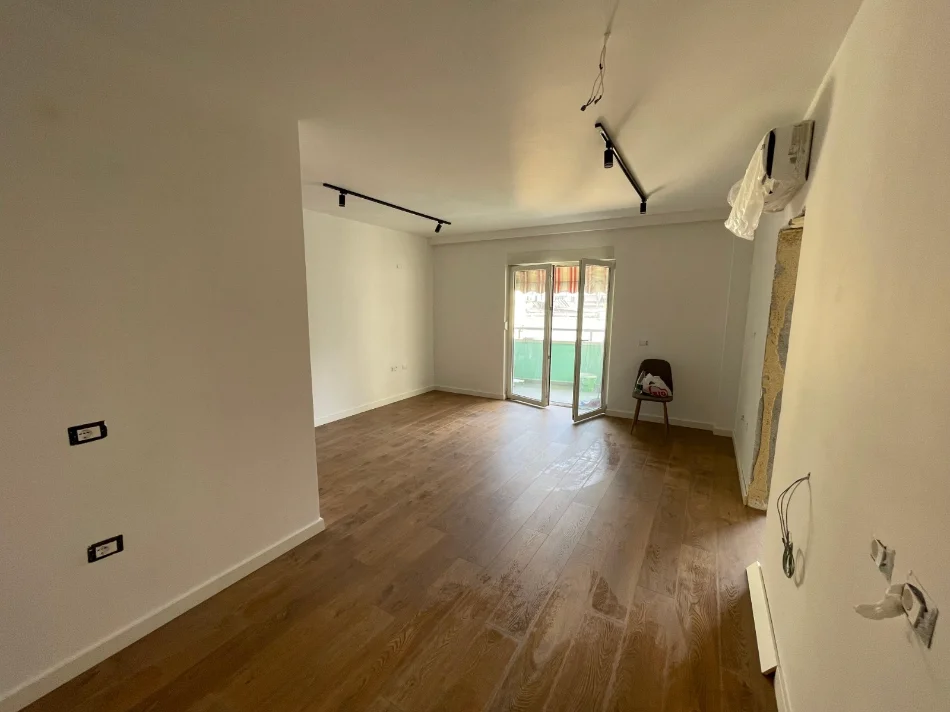 Tirane, jepet me qera ambjent biznesi Kati 3, 67 m² 1.000 € (Rr. Dervish Hima, pranë Air Albania Stadium)