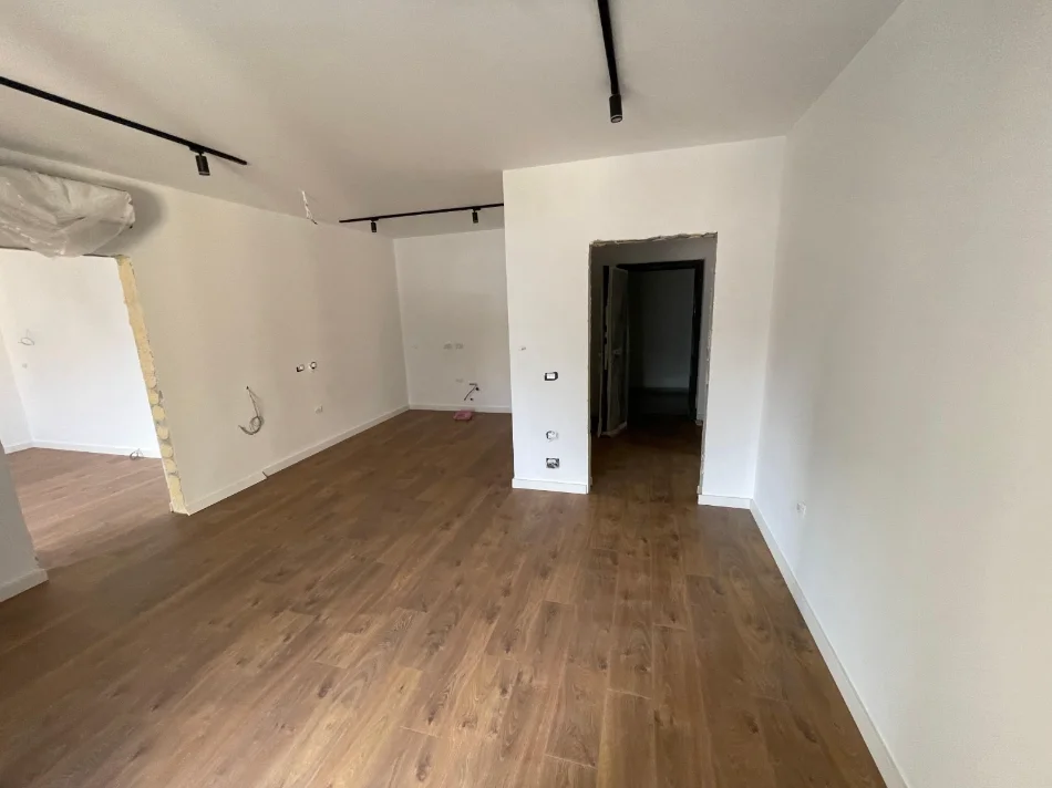 Tirane, jepet me qera ambjent biznesi Kati 3, 67 m² 1.000 € (Rr. Dervish Hima, pranë Air Albania Stadium)