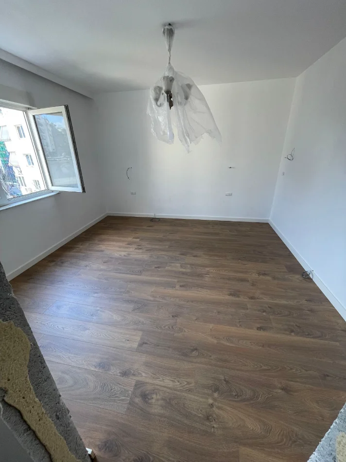 Tirane, jepet me qera ambjent biznesi Kati 3, 67 m² 1.000 € (Rr. Dervish Hima, pranë Air Albania Stadium)