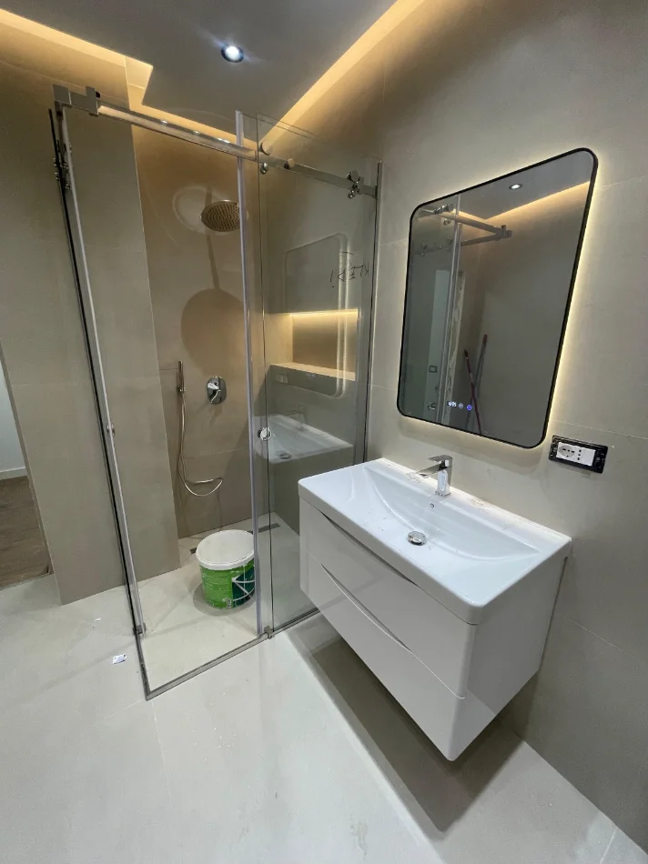 Tirane, jepet me qera ambjent biznesi Kati 3, 67 m² 1.000 € (Rr. Dervish Hima, pranë Air Albania Stadium)