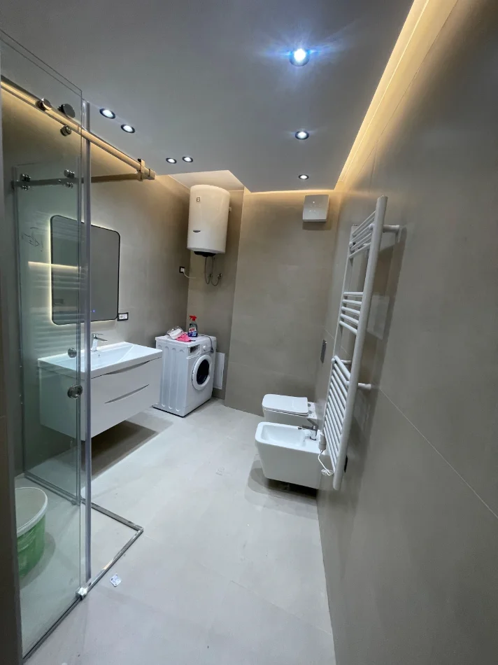 Tirane, jepet me qera ambjent biznesi Kati 3, 67 m² 1.000 € (Rr. Dervish Hima, pranë Air Albania Stadium)