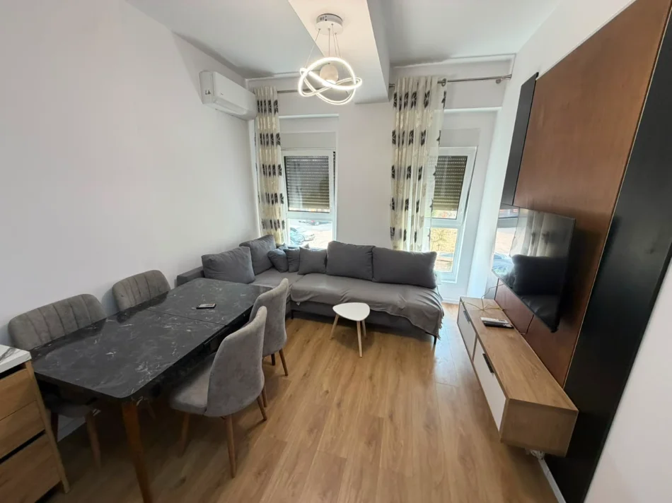 Tirane, jepet me qera apartament 1+1 Kati 4, 60 m² (Ali Demi)