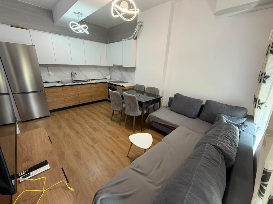 Tirane, jepet me qera apartament 1+1 Kati 4, 60 m² (Ali Demi)