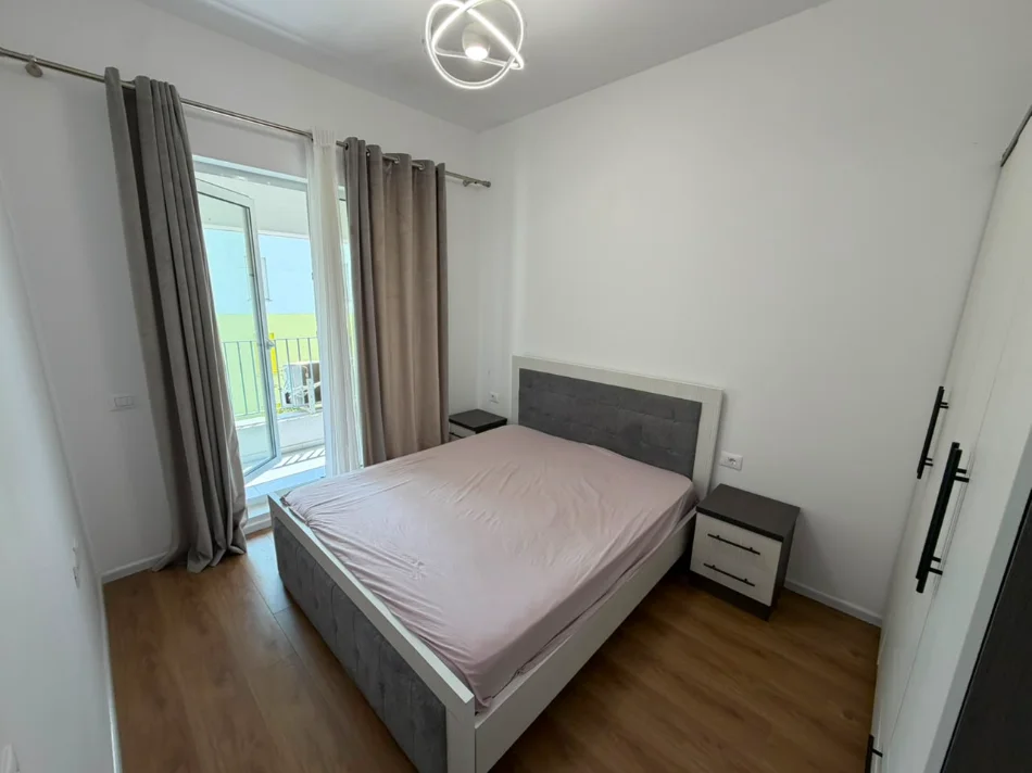 Tirane, jepet me qera apartament 1+1 Kati 4, 60 m² (Ali Demi)