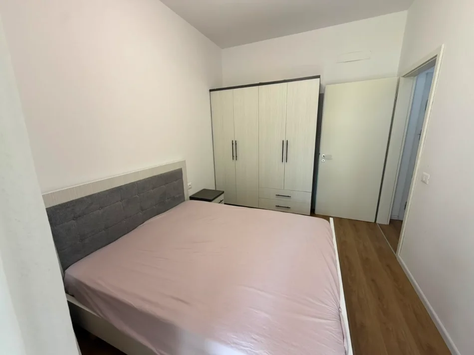 Tirane, jepet me qera apartament 1+1 Kati 4, 60 m² (Ali Demi)