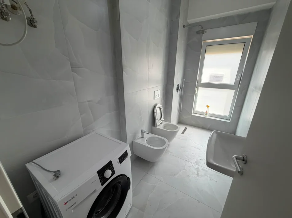 Tirane, jepet me qera apartament 1+1 Kati 4, 60 m² (Ali Demi)