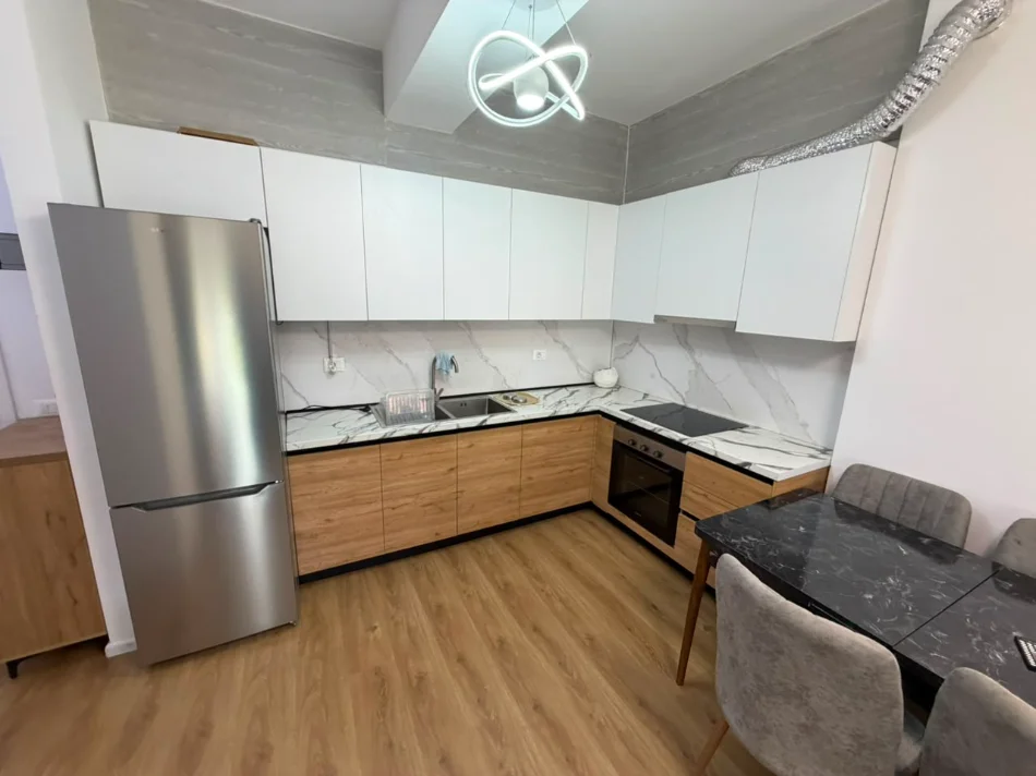 Tirane, jepet me qera apartament 1+1 Kati 4, 60 m² (Ali Demi)