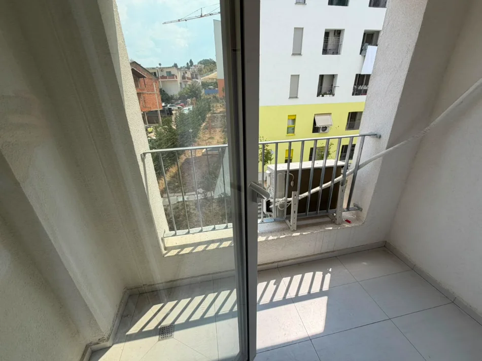 Tirane, jepet me qera apartament 1+1 Kati 4, 60 m² (Ali Demi)