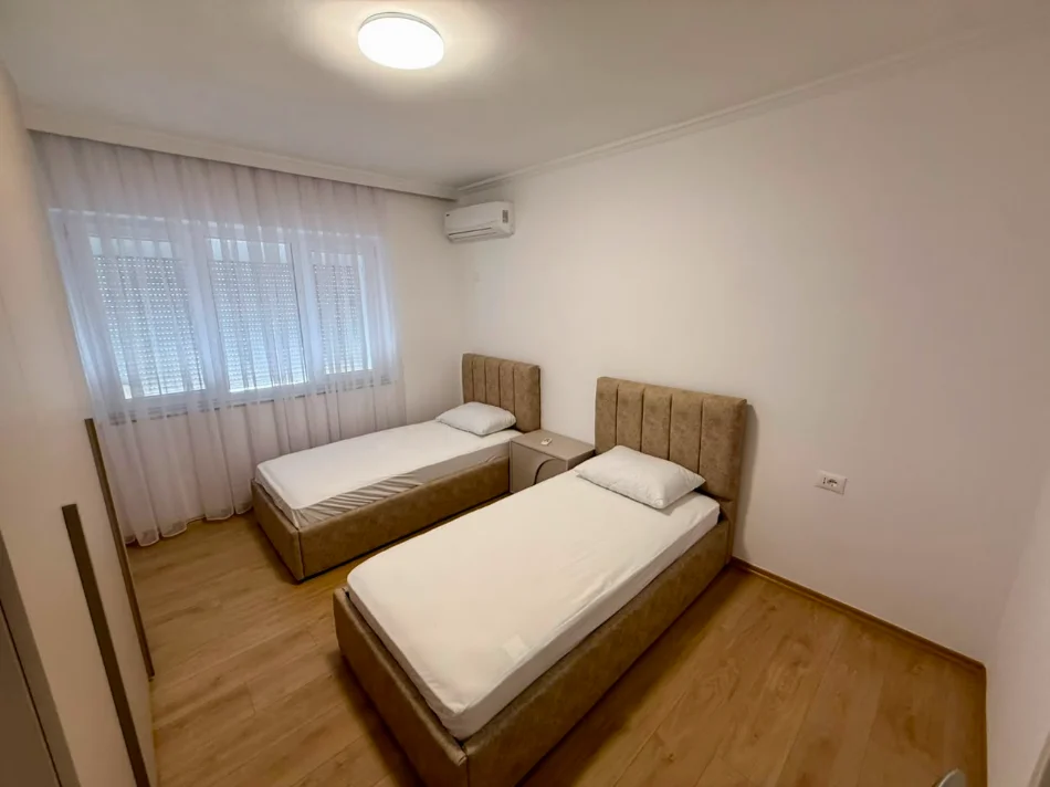 Tirane, jepet me qera apartament 2+1+Ballkon Kati 2, 1.000 € (PAZARI I RI)
