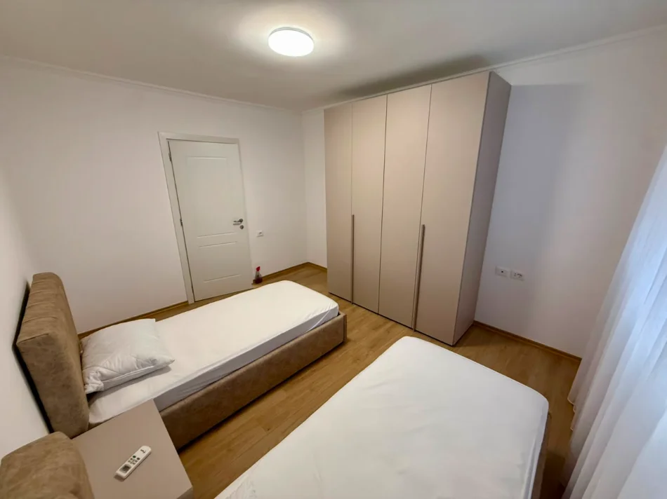 Tirane, jepet me qera apartament 2+1+Ballkon Kati 2, 1.000 € (PAZARI I RI)
