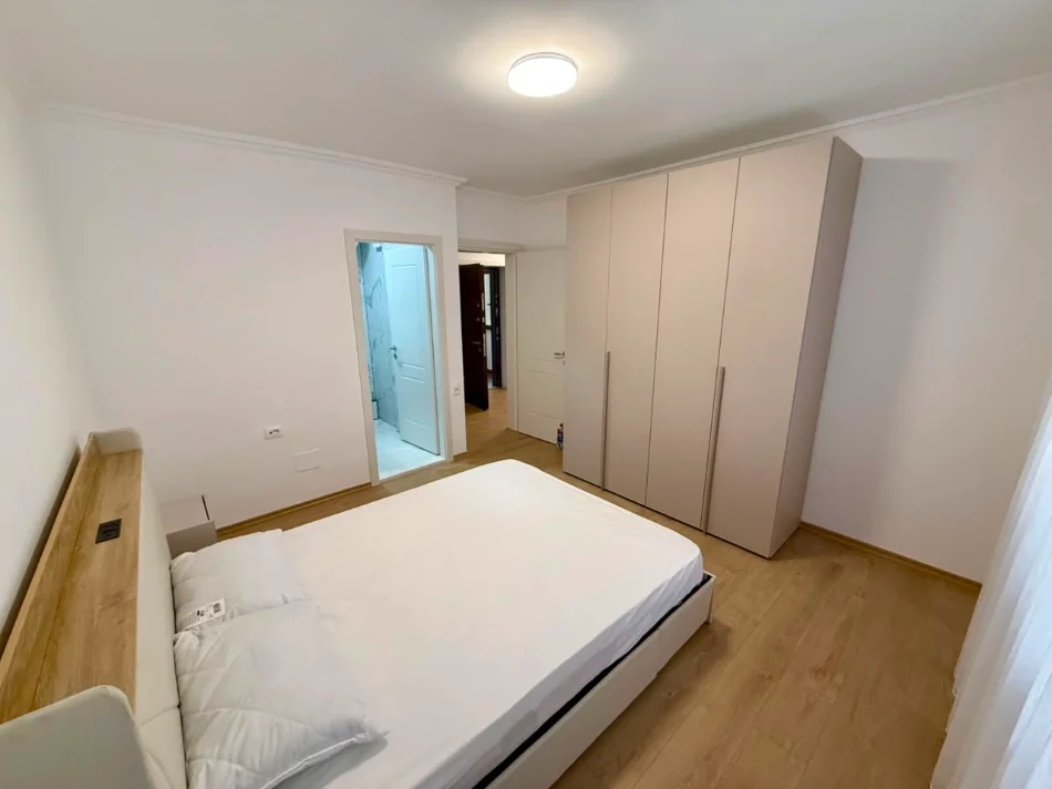 Tirane, jepet me qera apartament 2+1+Ballkon Kati 2, 1.000 € (PAZARI I RI)